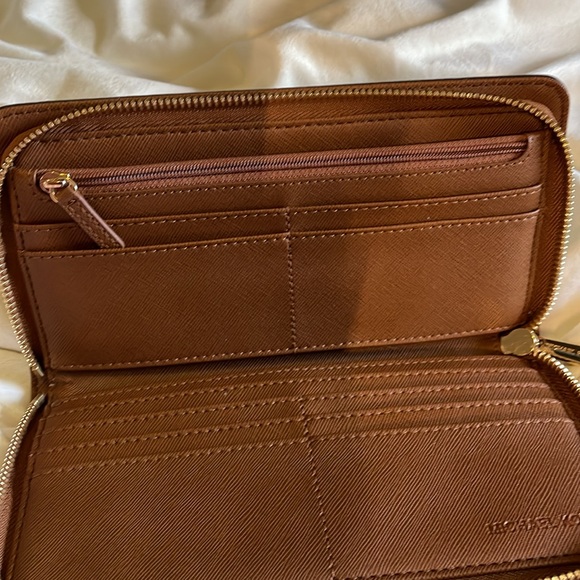 Authentic Michael Kors Zippy Wallet - Picture 5 of 14